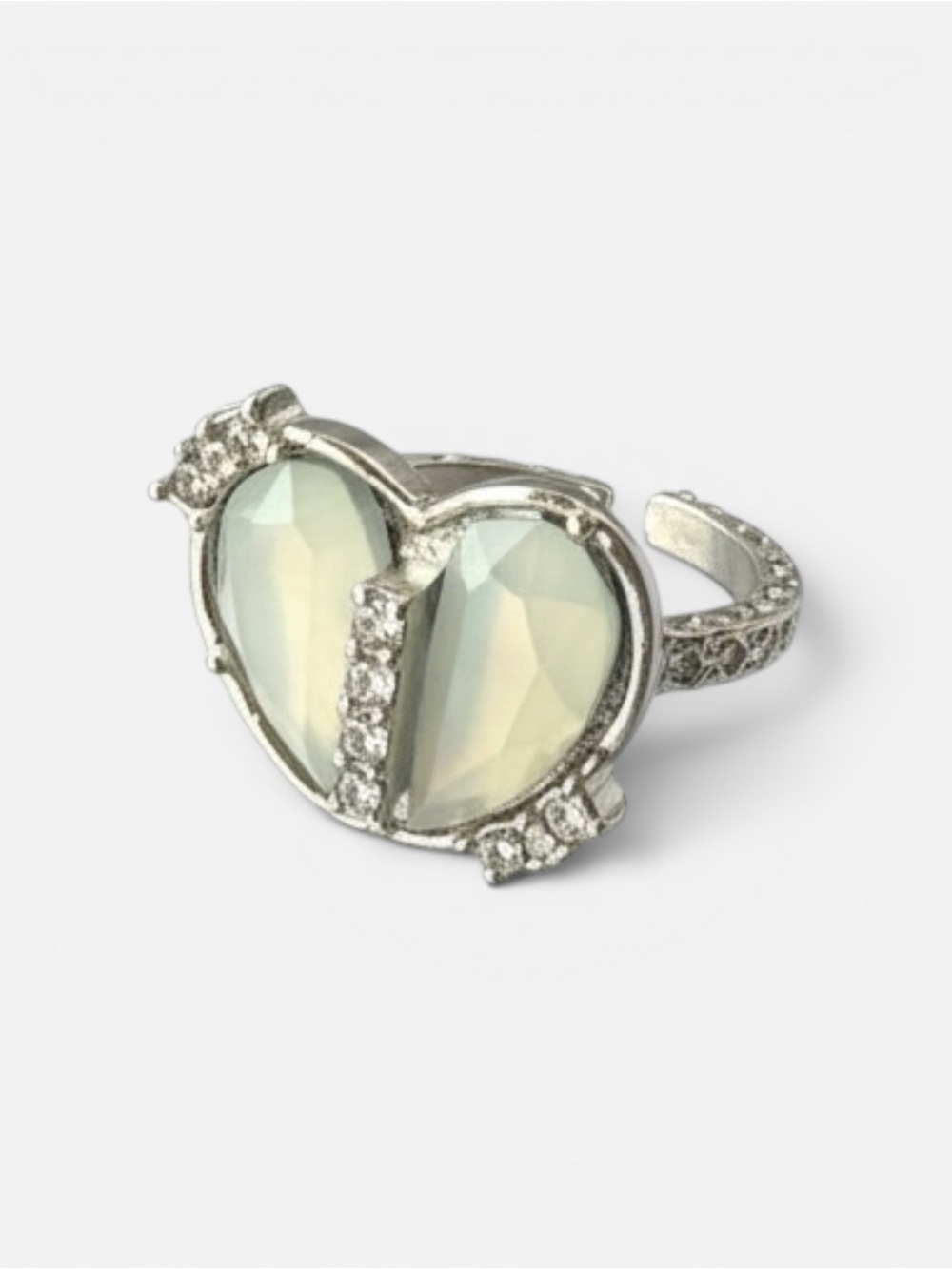 Elegant heart shape Ring with Sparkling Center Stone - Size 6